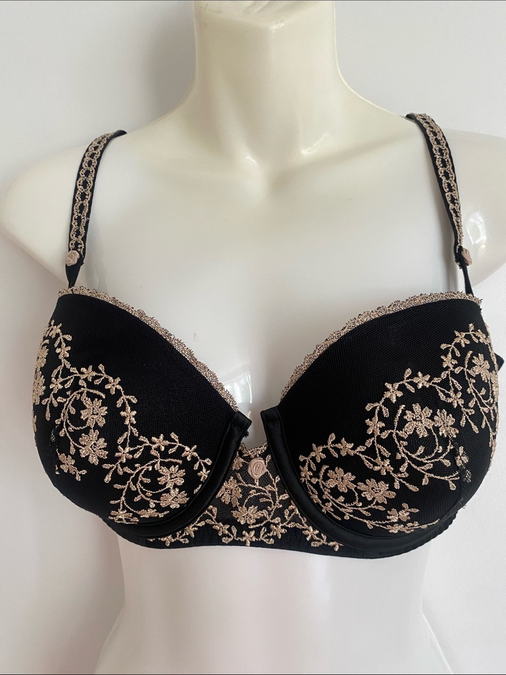 Olga VTG Black & Creme Wire Bra Floral Embroidery Size 38C